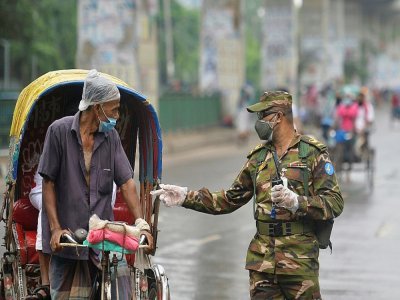 Contrôle de l'armée au premier jour du confinement à Dhaka, au Bangadesh, le 1er juillet 2021 - Munir Uz zaman [AFP]