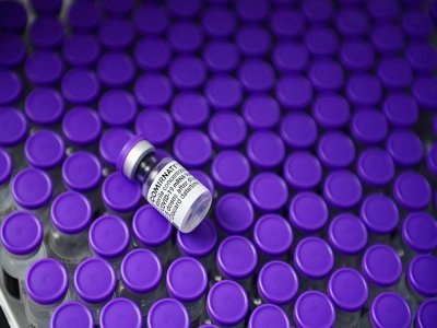 Des flacons du vaccin Pizer/BioNTech le 29 juin 2021 dans un centre de vaccination à Paris - MARTIN BUREAU [AFP]