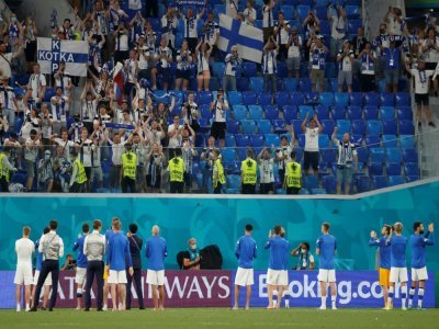 Les joueurs finlandais communient avec leurs supporters dans une tribune du stade de Saint-Pétersbourg à l'issue du match contre la Belgique, le 21 juin 2021 - Anatoly Maltsev [POOL/AFP/Archives]