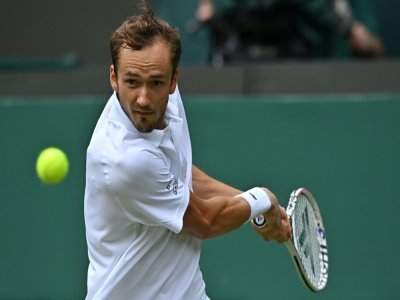 Le Russe Daniil Medvedev, lors de son match du 2e tour contre l'Espagnol Carlos Alcaraz, le 1er juillet 2021 au tournoi de Wimbledon à Londres - Ben STANSALL [AFP]