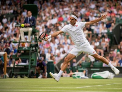 Le Suisse Roger Federer, à la volée face au Français Richard Gasquet, lors de leur match du 2e tour au tournoi de Wimbledon, le 1er juillet 2021 à Londres - AELTC/Ben Solomon [POOL/AFP]