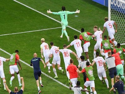 Les Suisses euphoriques, dans le sillage du gardien Yann Sommer, après avoir éliminé l'équipe de France en 8e de finale de l'Euro, le 28 juin 2021 à Bucarest - Daniel MIHAILESCU [POOL/AFP/Archives]