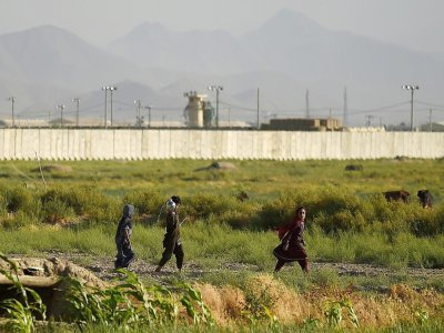 Des enfants marchent le long d'un chemin près de la base américaine de Bagram en Afghanistan le 1er juillet 2021 - WAKIL KOHSAR [AFP]