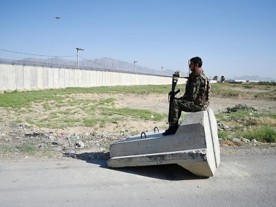 Un soldat de l'armée afghane à un barrage près de la base américaine de Bagram, à quelque 50 km au nord de Kaboul, le 1er juillet 2021 - WAKIL KOHSAR [AFP]