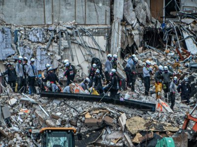 Des secouristes recherchent des survivants dans les décombres d'un immeuble effondré, le 30 juin 2021 à Surfside, en Floride - Giorgio VIERA [AFP]