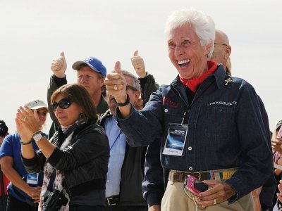 Wally Funk (d), le 22 octobre 2010 à Las Cruces, au Nouveau-Mexique, avant un vol de la société spatiale Virgin Galactic, concurrente de Blue Origin - MARK RALSTON [AFP/Archives]