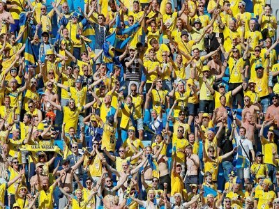 Des supporters suédois encouragent leur équipe lors de son match de la poule E contre la Slovaquie, le 18 juin 2021 à Saint-Petersbourg - MAXIM SHEMETOV [POOL/AFP/Archives]