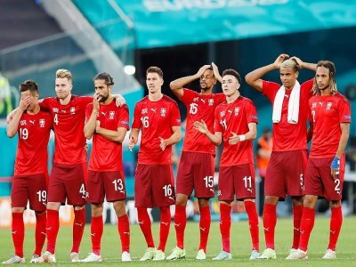La déception des Suisses, éliminés en quart de finale de l'Euro 2020, après avoir perdu aux tirs au but contre l'Espagne (1-1, 1-3 t.a.b.), le 2 juillet 2021 à Saint-Petersbourg - MAXIM SHEMETOV [POOL/AFP]
