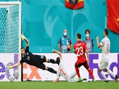 Le milieu de terrain suisse Xherdan Shaqiri égalise (1-1) face à l'Espagne, lors de leur quart de finale de l'Euro 2020, le 2 juillet 2021 à Saint-Petersbourg - Kirill KUDRYAVTSEV [POOL/AFP]