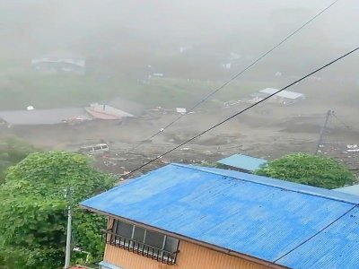 Une photo tirée d'une vidéo prise par un habitant et distribuée par l'agence de presse japonaise Jiji montre, le 3 juillet 2021 à Atami, dans le centre du Japon, la coulée de boue qui a emporté plusieurs maisons et fait au moins 19 disparus - Handout [JIJI PRESS/AFP]