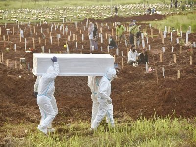 Le cercueil d'une victime du Covid-19 avant un enterrement dans un cimetière de Bekasi, en Indonésie, le 2 juillet 2021 - Rezas [AFP]