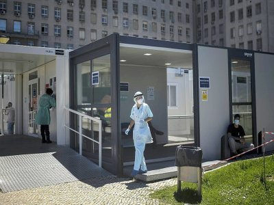 Un soignant devant les urgences de l'hôpital Santa Maria à Lisbonne, le 2 juillet 2021 - PATRICIA DE MELO MOREIRA [AFP]