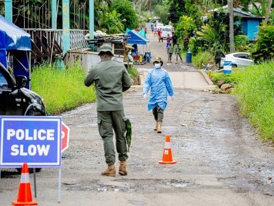 Contrôle du port du masque par la police à Suva, aux Fidji, le 3 juillet 2021 - Leon LORD [AFP]