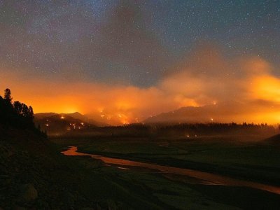 Les flammes encerclent le lac Shasta en Californie, frappé par la séchesse, le 2 juillet 2021 - JOSH EDELSON [AFP]
