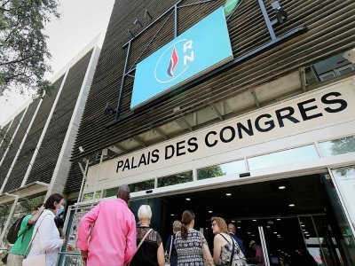 Des militants arrivent au Palais des congrès de Perpignan où se tient le 17e Congrès du Rassemblement national - VALENTINE CHAPUIS [AFP]
