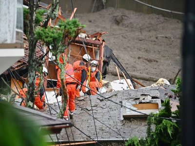 Des pompiers à la recherche de survivants d'un gigantesque glissement de terrain à Atami(Japon) le 4 juillet 2021 - CHARLY TRIBALLEAU [AFP]