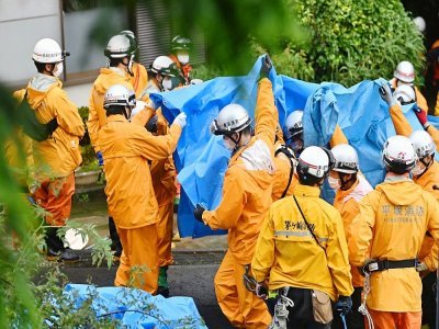 Des secouristes viennent de trouver le corps d'une des victimes du glissment de terrain à Atami (Japon), le 4 juillet 2021 - CHARLY TRIBALLEAU [AFP]