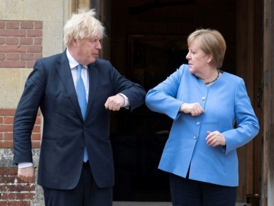 Le Premier ministre britannique Boris Johnson accueille la chancelière allemande Angela Merkel arrivée en visite officielle à Chequers, le 2 juillet 2021 - David Rose [POOL/AFP]