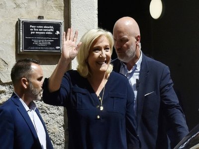 Marine Le Pen salue le public en quittant la mairie de Perpignan, le 3 juillet 2021 pour se rendre au congrès de son parti le RN - RAYMOND ROIG [AFP]