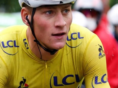 Le Néerlandais Mathieu van der Poel (d) lors de la 8e étape du Tour de France, entre Oyonnax et Le Grand-Bornand, le 3 juillet 2021 - Thomas SAMSON [AFP]