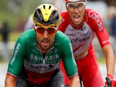 Le sprinter italien Sonny Colbrelli devant le Français Anthony Perez lors de la 9e étape du Tour de Frande entre Cluses et Tignes, le 4 juillet 2021 - Thomas SAMSON [AFP]