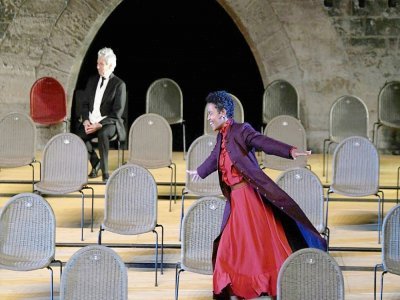 Des acteurs se produisant lors d'une répétition de « La Cerisaie » d'Anton Tchekov du réalisateur portugais Tiago Rodrigues, à Avignon le 3 juillet 2021, avant le 75e Festival d'Avignon. - Nicolas TUCAT [AFP]