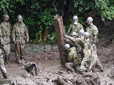 Des militaires japonais participent aux opérations de recherche dans la coulée de boue d'Atami, le 5 juillet 2021 - CHARLY TRIBALLEAU [AFP]