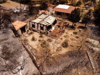 Une photo de drone prise le 4 juillet 2021 montre une maison détruite par les flammes dans le village d'Ora sur les montagnes du Troodos à Chypre - Iakovos HATZISTAVROU [AFP]