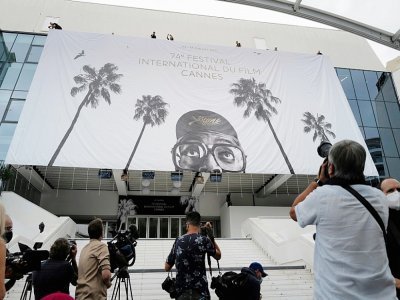 Derniers préparatifs avant le coup d'envoi du 74e festival de Cannes le 4 juillet 2021 - Valery HACHE [AFP]