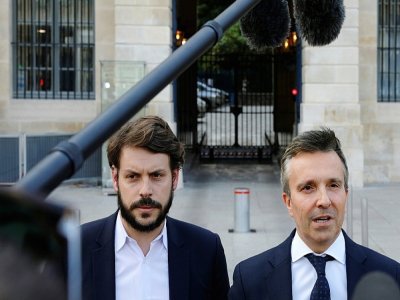 Les avocats d'Eric Dupond-Moretti Christophe Ingrain (d) et Rémi Lorrain devant le ministère de la Justice à Paris le 1er juillet 2021 - GEOFFROY VAN DER HASSELT [AFP/Archives]