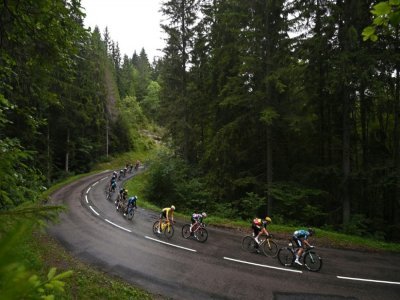 Le peloton du Tour de France lors de la 8e étape, le 3 juillet 2021 entre Oyonnax et Le Grand-Bornand - Anne-Christine POUJOULAT [AFP]