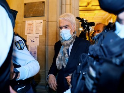 L'homme d'affaires français Bernard Tapie (c) arrive au palais de justice de Paris le 12 octobre 2020 - Thomas SAMSON [AFP/Archives]