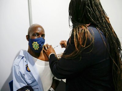 Vaccination d'un policier sud-africain à Soweto, le 5 juillet 2021 - Phill Magakoe [AFP]