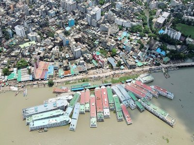 Photo aérienne prise le 5 juillet 2021, montrant des ferries de passagers stationnés pendant le confinement à Dacca, au Bangladesh - Munir uz zaman [AFP]