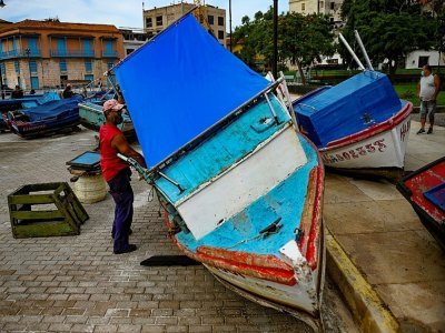 Des pêcheurs amarrent leurs bateaux avant le passage de la tempête tropicale Elsa, le 5 juillet 2021 à La Havane - YAMIL LAGE [AFP]