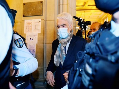L'homme d'affaires français Bernard Tapie (c) arrive au palais de justice de Paris le 12 octobre 2020 - Thomas SAMSON [AFP/Archives]