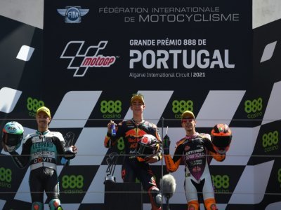 Le podium de la course Moto3 du GP du Portugal le 18 avril 2021 à Portimao - PATRICIA DE MELO MOREIRA [AFP/Archives]