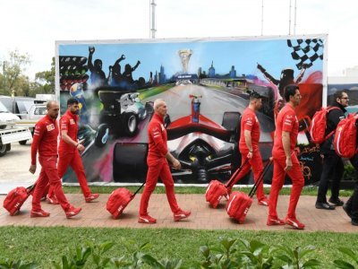Des membres de l'écurie Ferrari quittent le circuit de Melbourne le 13 mars 2020 après l'annulation du Grand Prix de F1 d'Australie - William WEST [AFP/Archives]