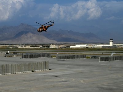 Un hélicoptère de l'armée nationale afghane (ANA) décolle de la base de Bagram, au nord de Kaboul, le 5 juillet 2021 - WAKIL KOHSAR [AFP]