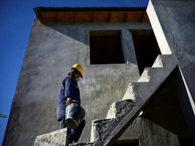Une femme maçon sur le chantier de construction d'une maison, le 22 juin 2021 à Avellaneda, en Argentine - RONALDO SCHEMIDT [AFP]