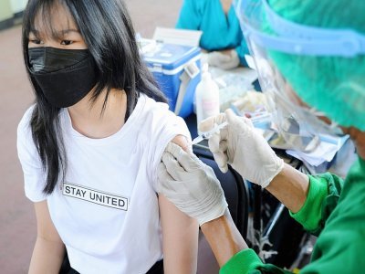 Vaccination contre le Covid-19 à Denpasar, sur l'île de Bali en Indonésie, le 6 juillet 2021 - SONNY TUMBELAKA [AFP]