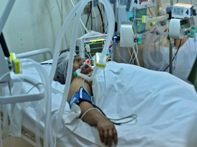 Un malade du Covid-19 dans un service de réanimation dans un hôpital de Kairouan, en Tunisie, le 4 juillet 2021 - FETHI BELAID [AFP]