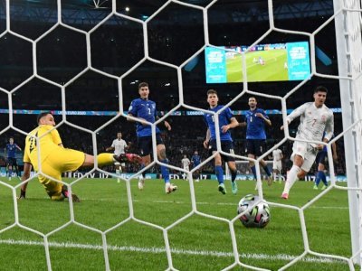 L'attaquant espagnol Alvaro Morata égalise (1-1) face à l'Italie, lors de la demi-finale de l'Euro 2020, le 6 juillet 2021 au stade de Wembley à Londres - JUSTIN TALLIS [AFP]