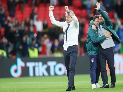 La joie du sélectionneur italien Roberto Mancini, après la victoire aux tirs au but de son équipe face à l'Espagne (1-1, 4-2 t.a.b.) en demi-finale de l'Euro 2020, le 6 juillet 2021 au stade de Wembley à Londres - CARL RECINE [POOL/AFP]