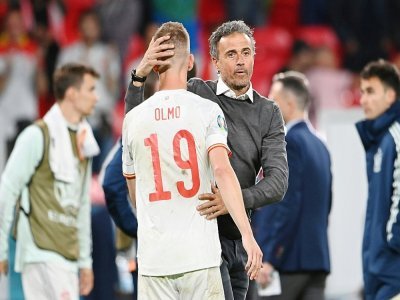 Le sélectionneur espagnol Luis Enrique réconforte le milieu de terrain Dani Olmo, après la défaite de son équipe face à l'Italie aux tirs au but (1-1, 4-2 t.a.b.), en demi-finale de l'Euro 2020, le 6 juillet 2021 au stade de Wembley à Londres - Andy Rain [POOL/AFP]