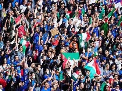 Les supporters italiens encouragent leur équipe, lors de la demi-finale de l'Euro 2020 contre l'Espagne, le  6 juillet 2021 au stade de Wembley à Londres - Matt Dunham [POOL/AFP]