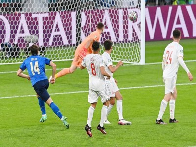 Le milieu de terrain italien Federico Chiesa ouvre le score face à l'Espagne, lors de la demi-finale de l'Euro 2020, le 6 juillet 2021 au stade de Wembley à Londres - FACUNDO ARRIZABALAGA [POOL/AFP]