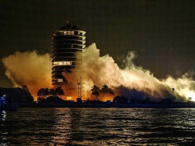 L'immeuble Champlain Towers South s'effondre lors d'une explosion contrôlée à Surfside, le 4 juillet 2021 - Giorgio VIERA [AFP]