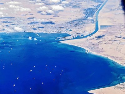 Des centaines de bateaux ont attendu pendant six jours fin mars le déblocage du canal de Suez - Mahmoud KHALED [AFP/Archives]