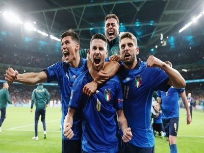 La joie du milieu de terrain italiend Jorginho, après avoir marqué son pénalty lors de la séance de tirs au but face à l'Espagne (1-1, 4-2 t.a.b.) en demi-finale de l'Euro 2020, le 6 juillet 2021 au stade de Wembley à Londres - Carl Recine [POOL/AFP]